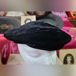 Vintage Floppy Beret - Black Velvet 1960s Hat - One Size